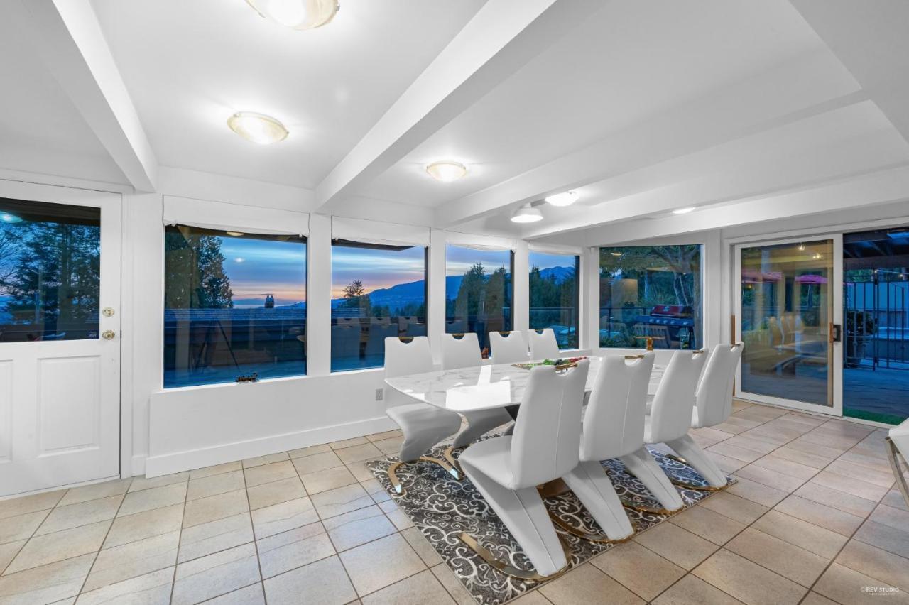 Grouse Cheerful Large Private Bedroom, Bath, Shared Deck, Pool, Hot Tub North Vancouver Exterior foto