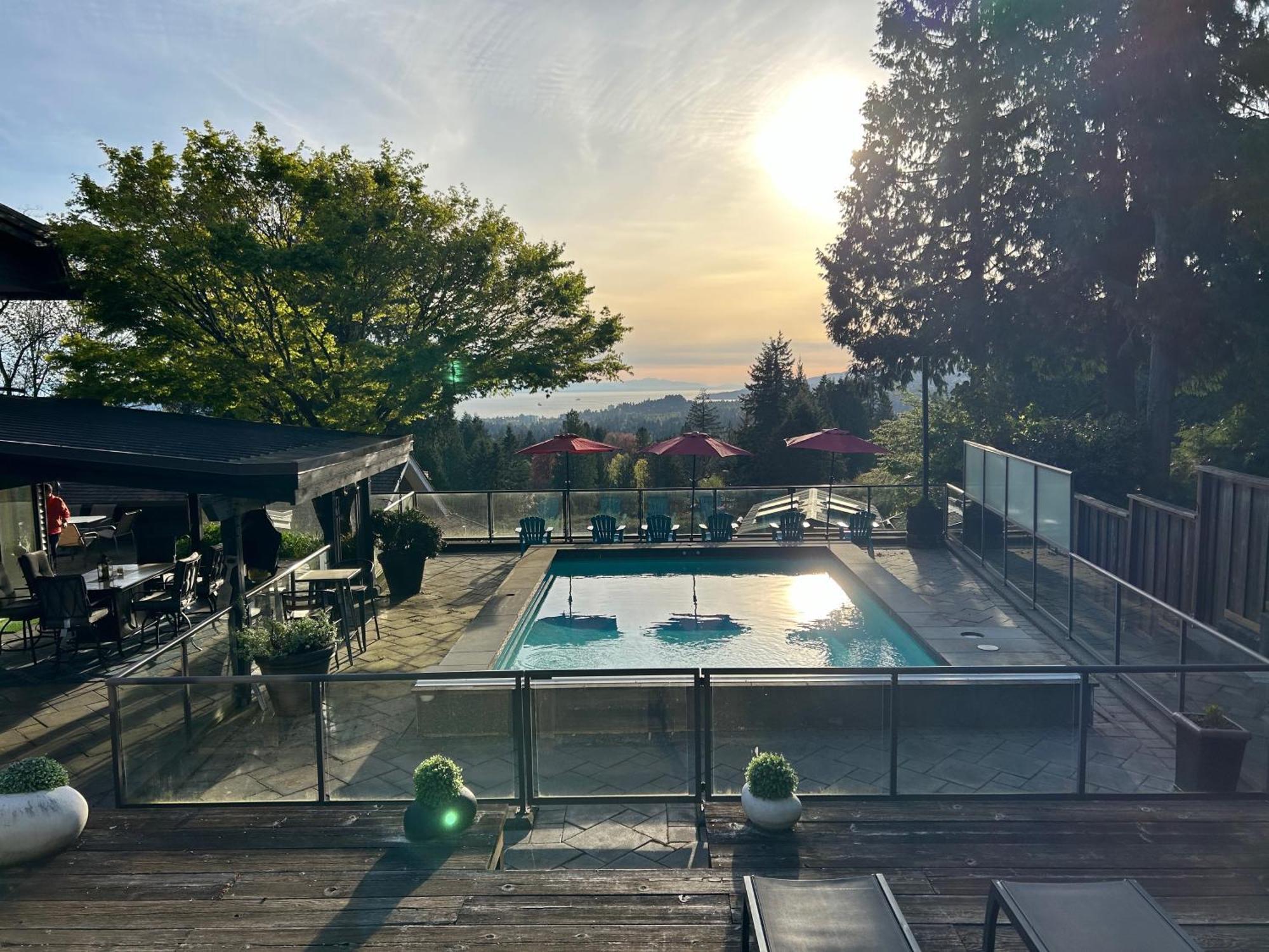 Grouse Cheerful Large Private Bedroom, Bath, Shared Deck, Pool, Hot Tub North Vancouver Exterior foto