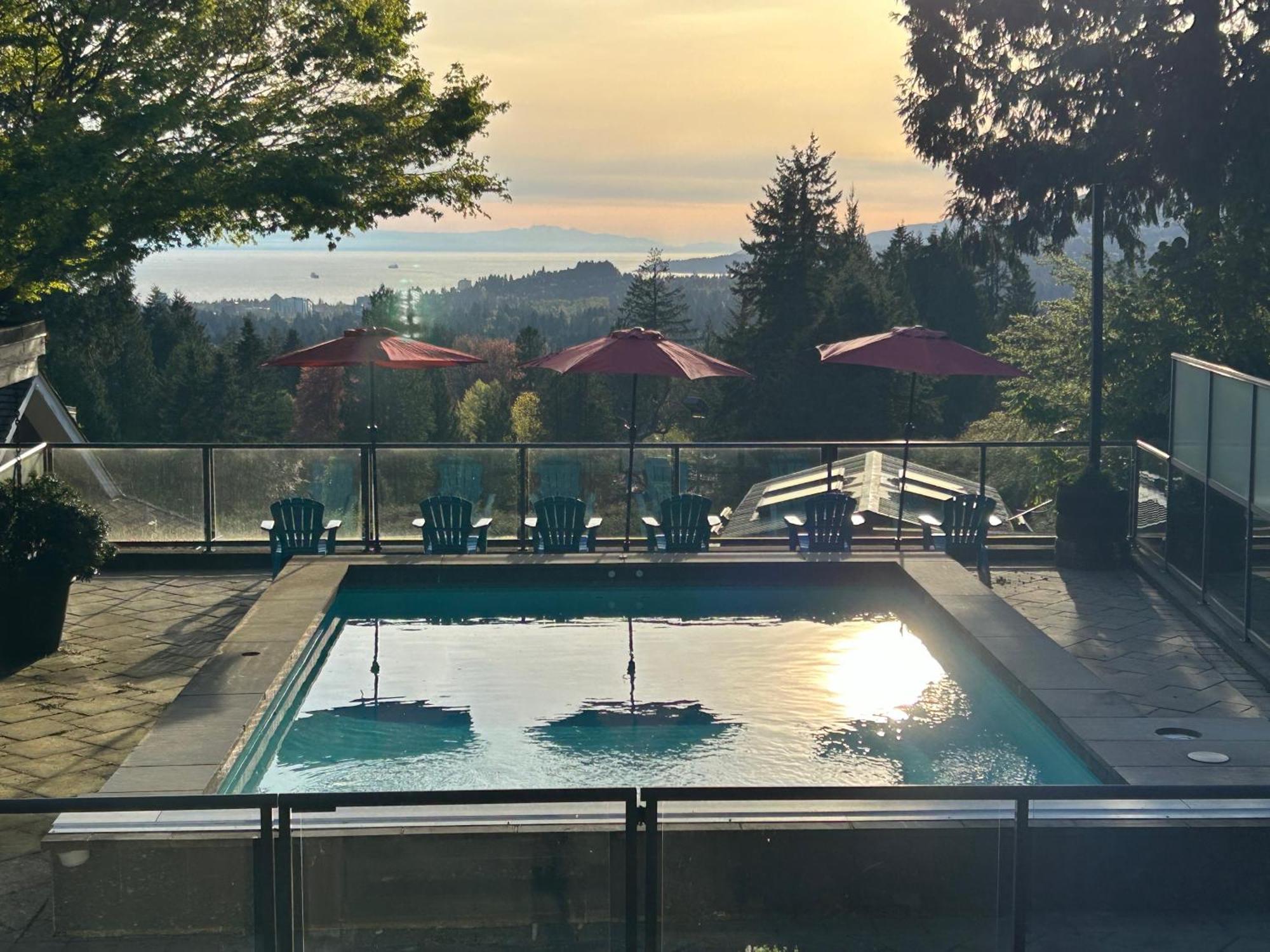 Grouse Cheerful Large Private Bedroom, Bath, Shared Deck, Pool, Hot Tub North Vancouver Exterior foto