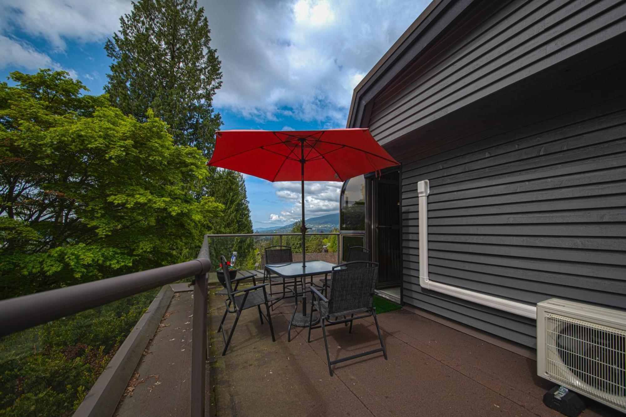 Grouse Cheerful Large Private Bedroom, Bath, Shared Deck, Pool, Hot Tub North Vancouver Exterior foto