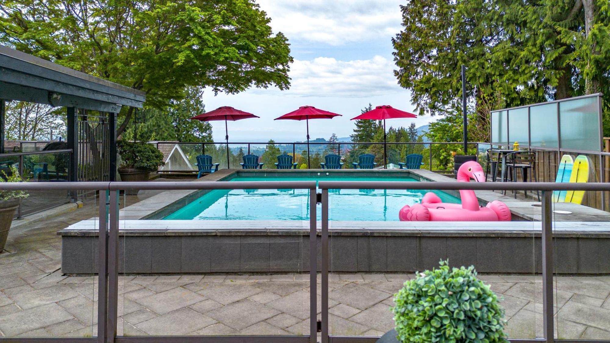 Grouse Cheerful Large Private Bedroom, Bath, Shared Deck, Pool, Hot Tub North Vancouver Exterior foto