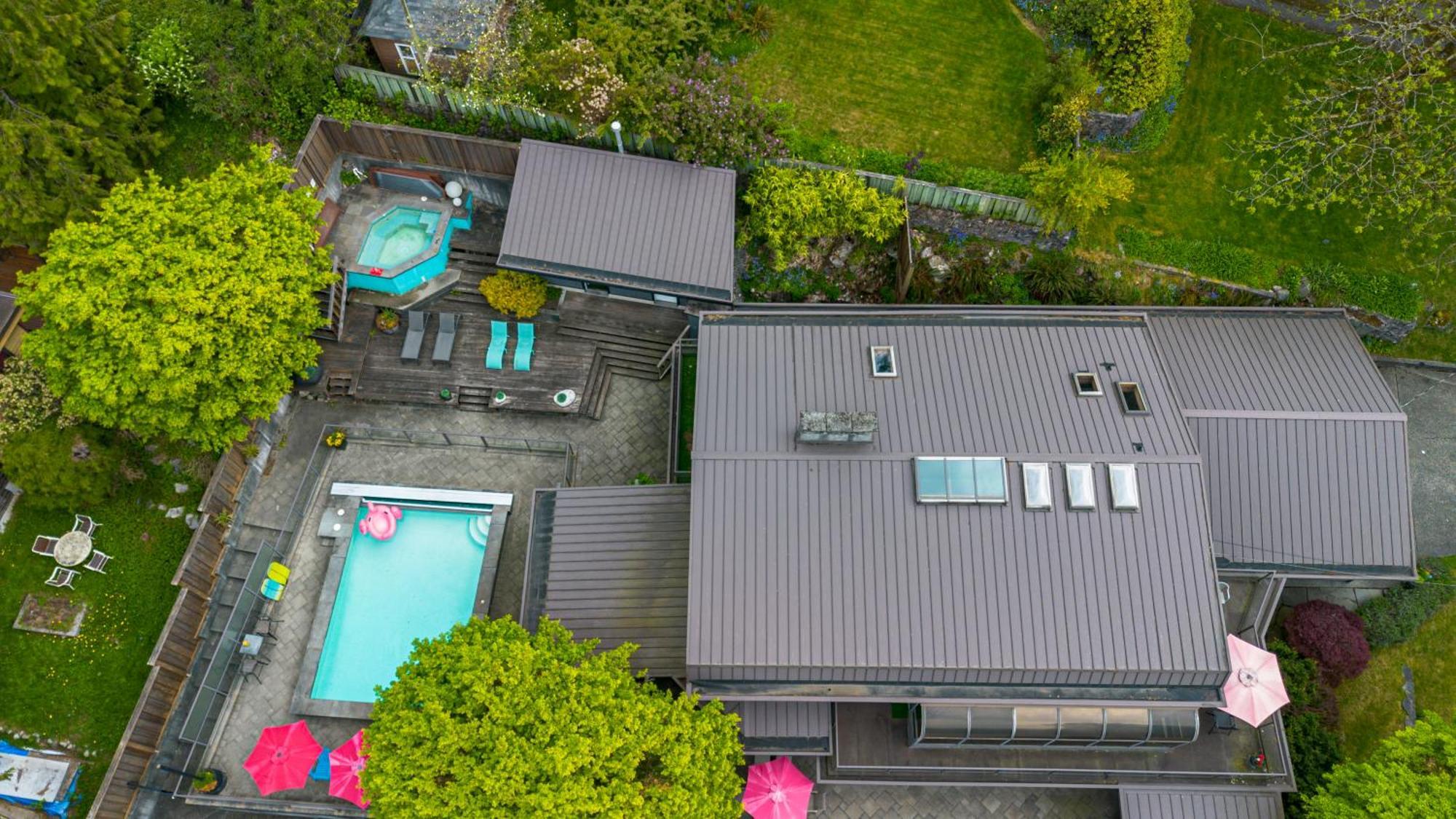 Grouse Cheerful Large Private Bedroom, Bath, Shared Deck, Pool, Hot Tub North Vancouver Exterior foto