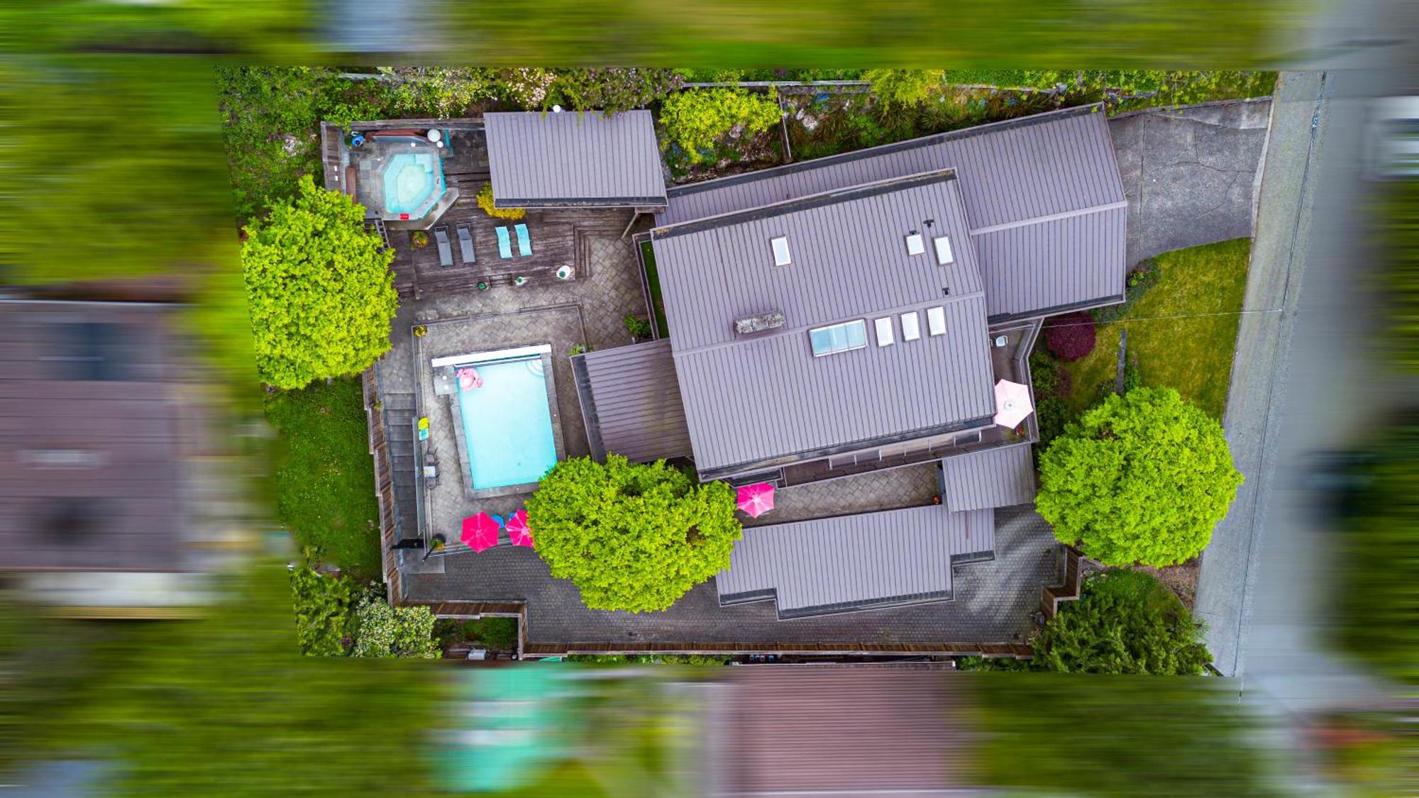 Grouse Cheerful Large Private Bedroom, Bath, Shared Deck, Pool, Hot Tub North Vancouver Exterior foto