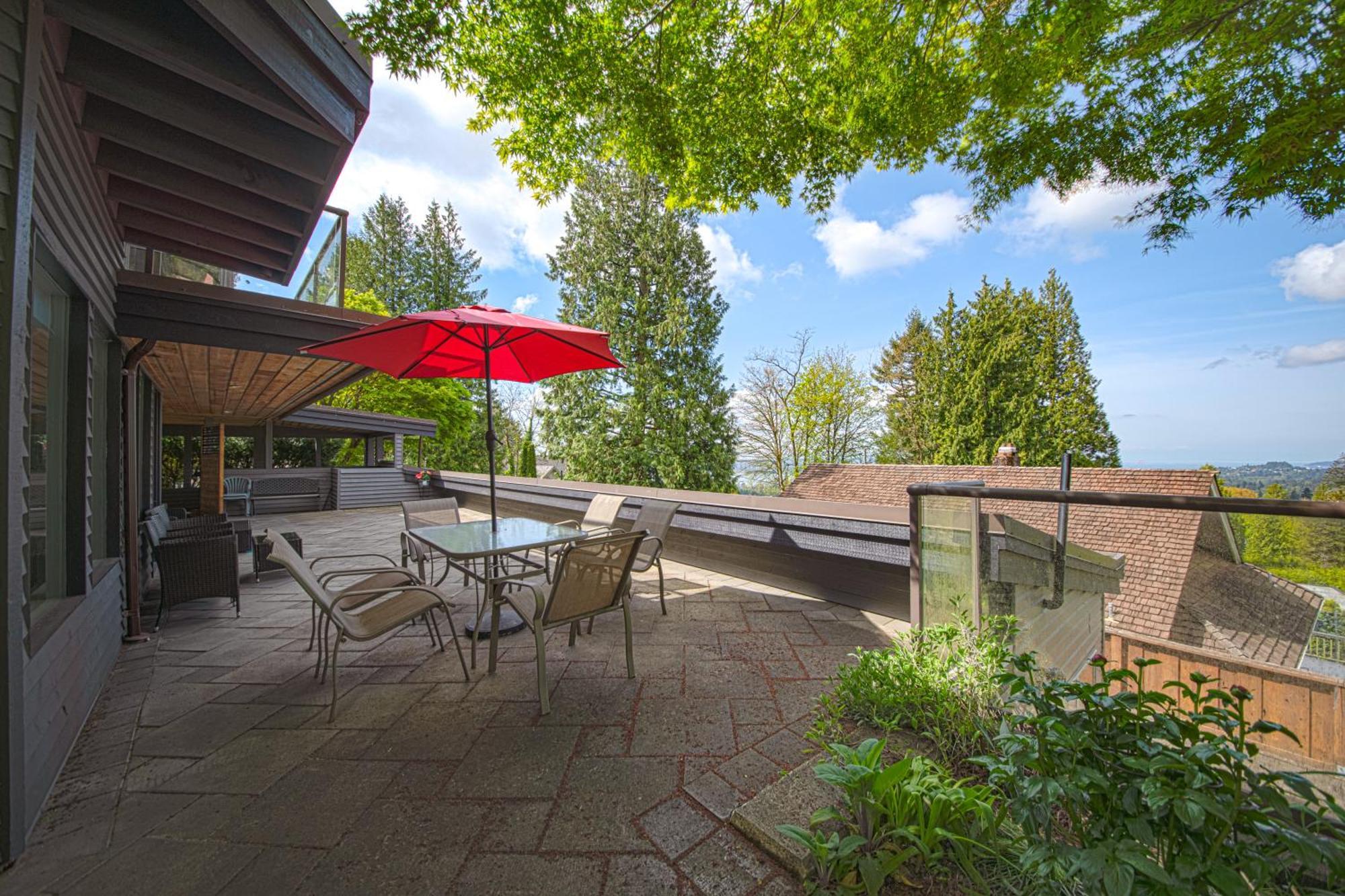 Grouse Cheerful Large Private Bedroom, Bath, Shared Deck, Pool, Hot Tub North Vancouver Exterior foto